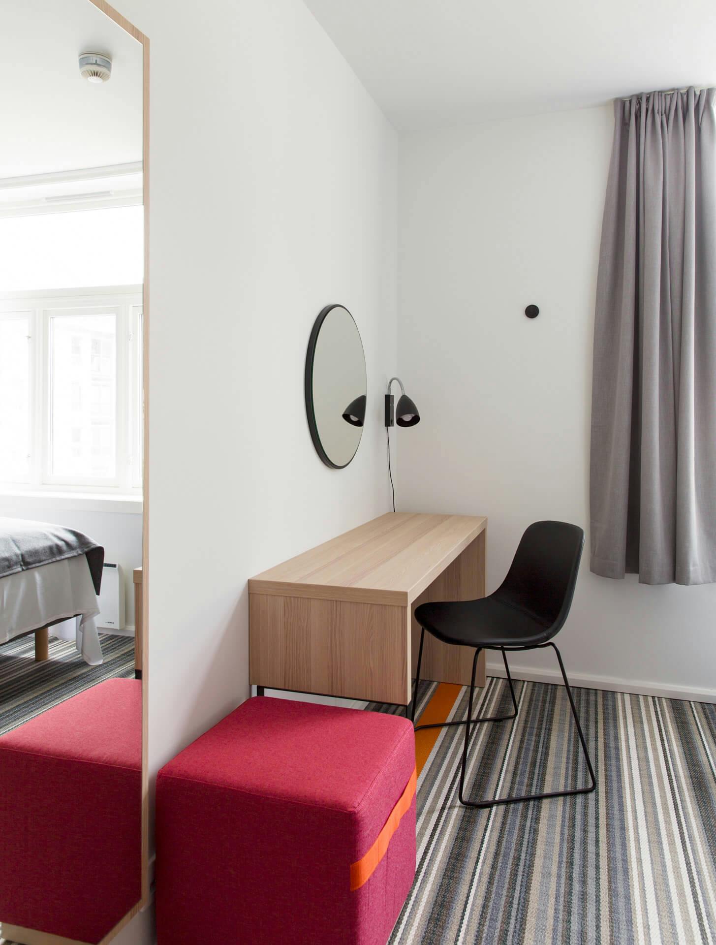 Double room with a desk, chair, pouf and a mirror